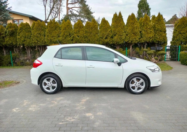 Toyota Auris cena 29900 przebieg: 172600, rok produkcji 2011 z Szczawnica małe 211